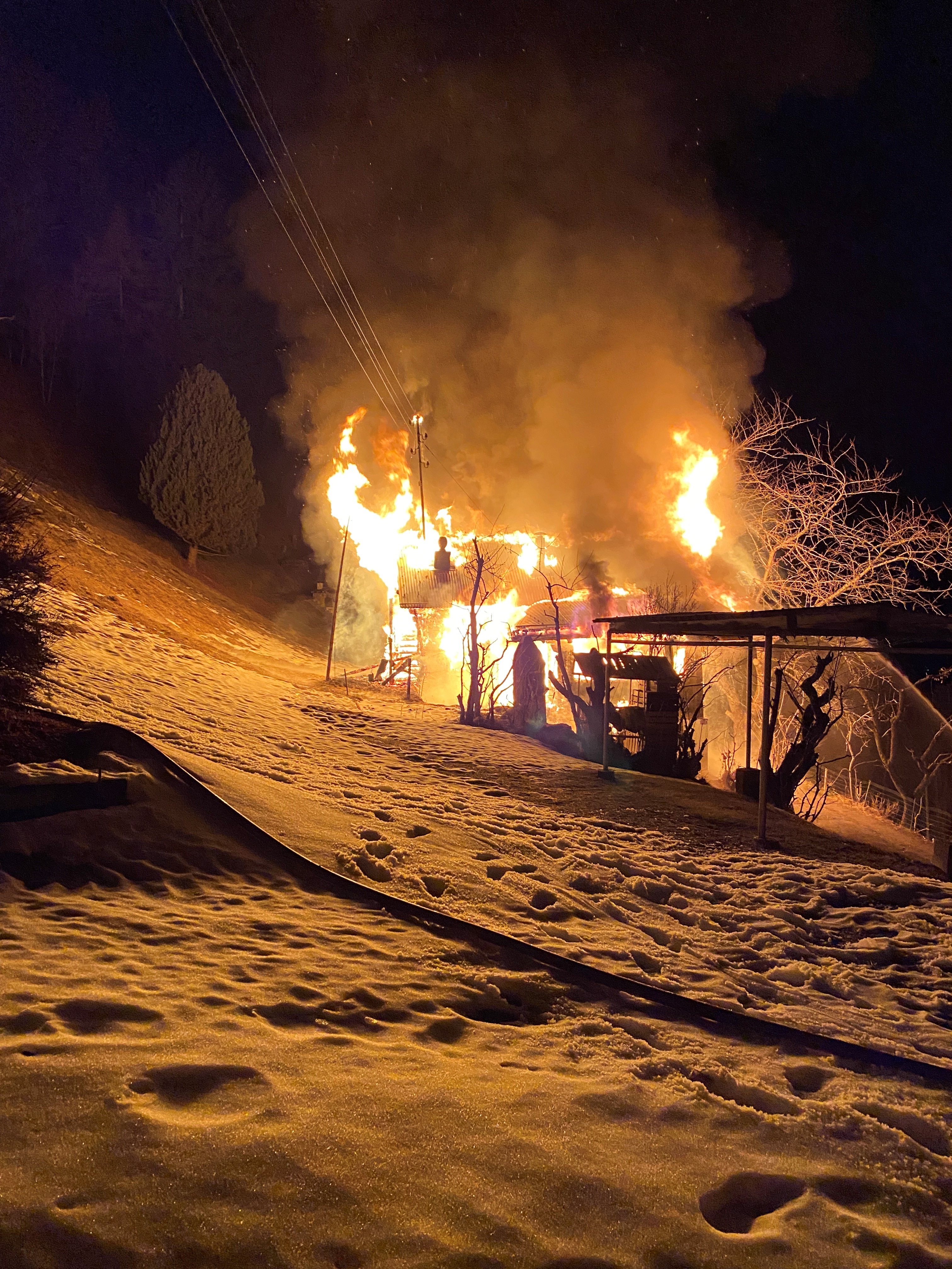 Un chalet entièrement détruit par un incendie à Vex